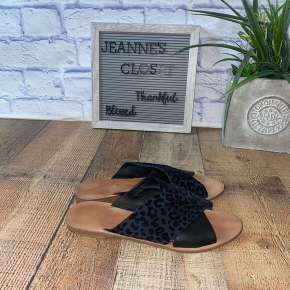 Diane Von Furstenberg
Baile Leopard-Print Suede Sandals - Picture 1 of 13